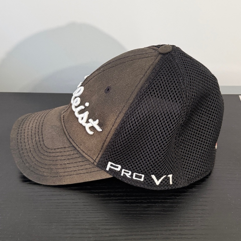 Titleist Footjoy Mesh Golf Cap Black White Logo Trucker Hat Small-Medium Casual - Picture 2 of 7